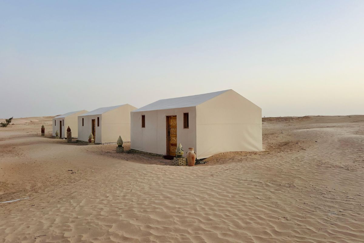 Groupe de voyageurs profitant d'un moment authentique dans le désert